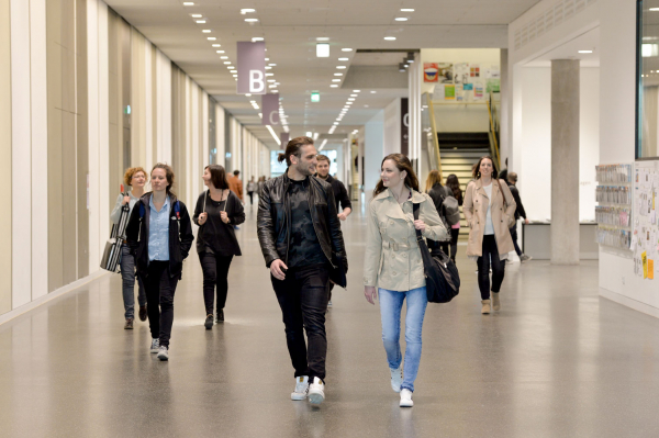 Student/innen laufen über den Universitätsflur