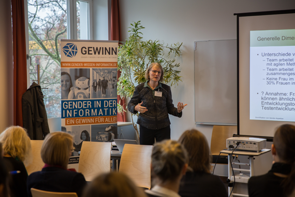 Prof. Dr. Martine Herpers spricht vor den Teilnehmer/innen ihres Workshops