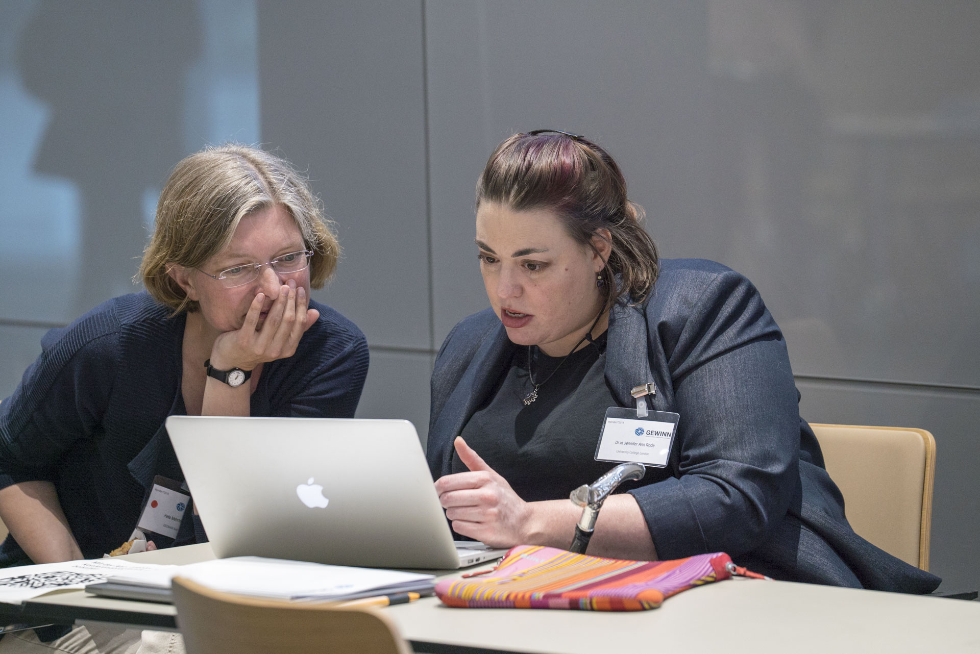 Zwei Frauen vor Notebook