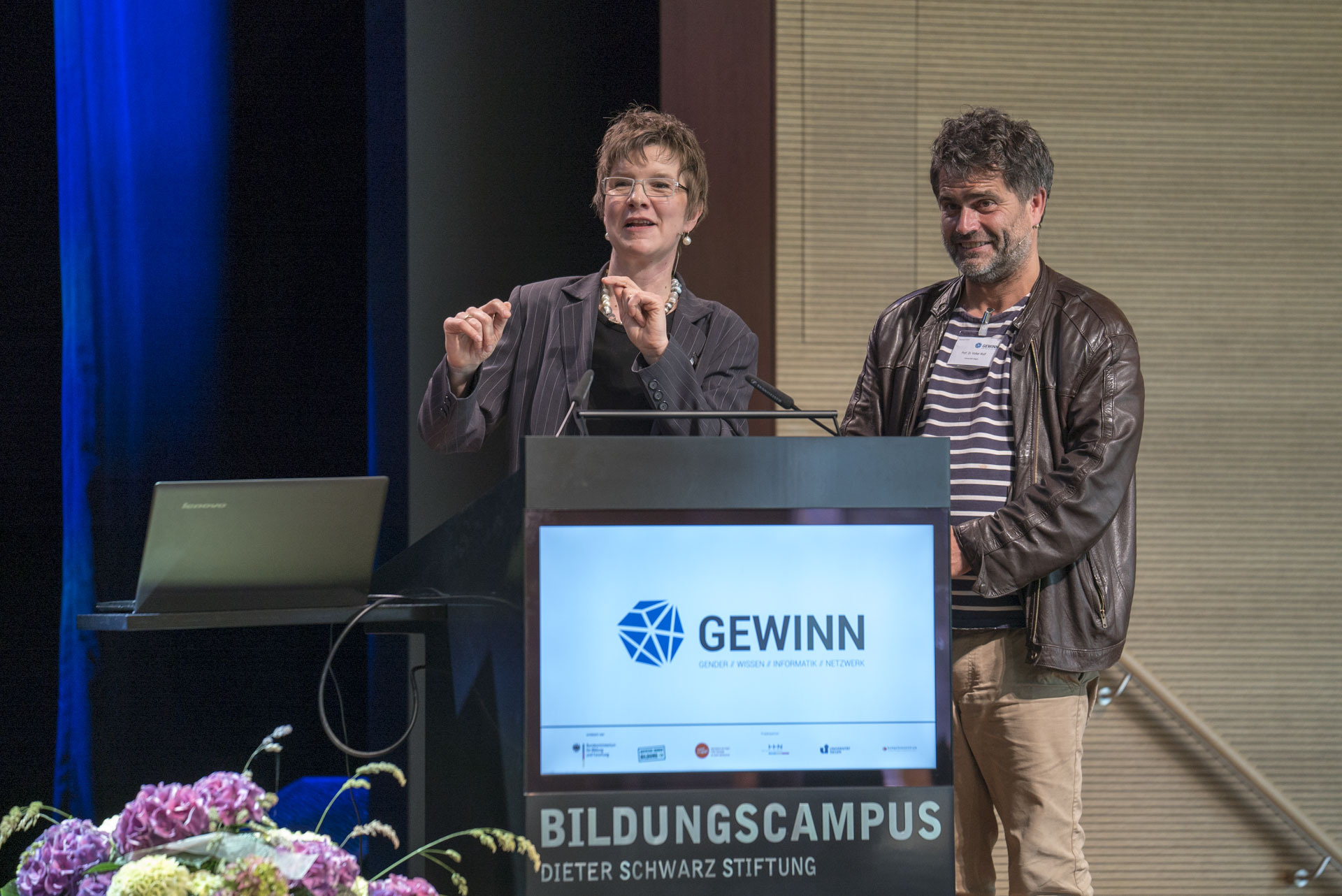 Eine Frau und ein Mann stehen auf der Bühne