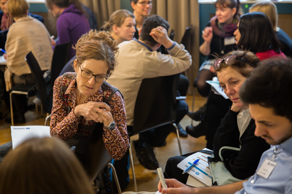 Blick auf Teilnehmer/innen eines Workshops während einer Gruppenaufgabe