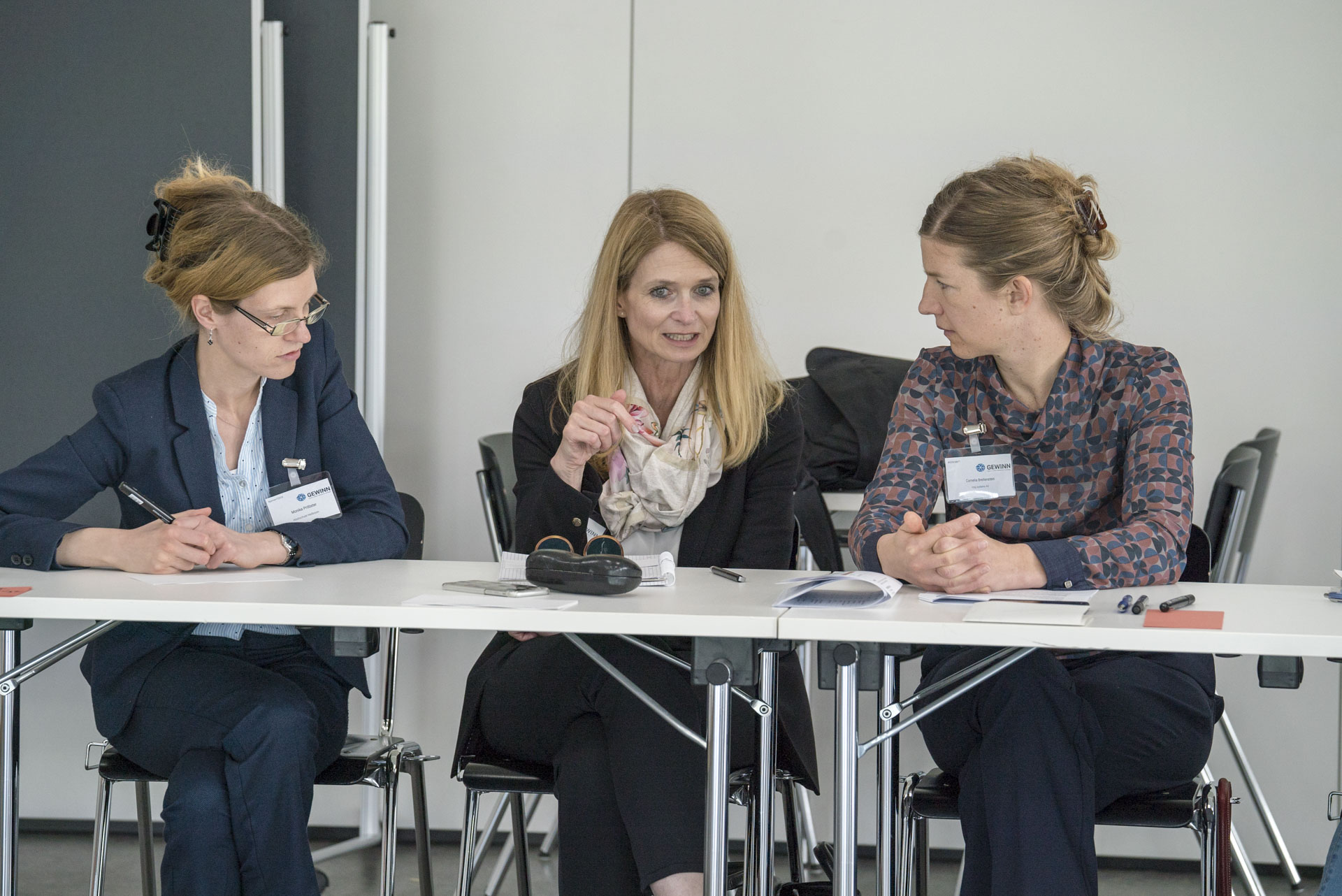 Teilnehmerinnen sitzen am Tisch im Gespräch