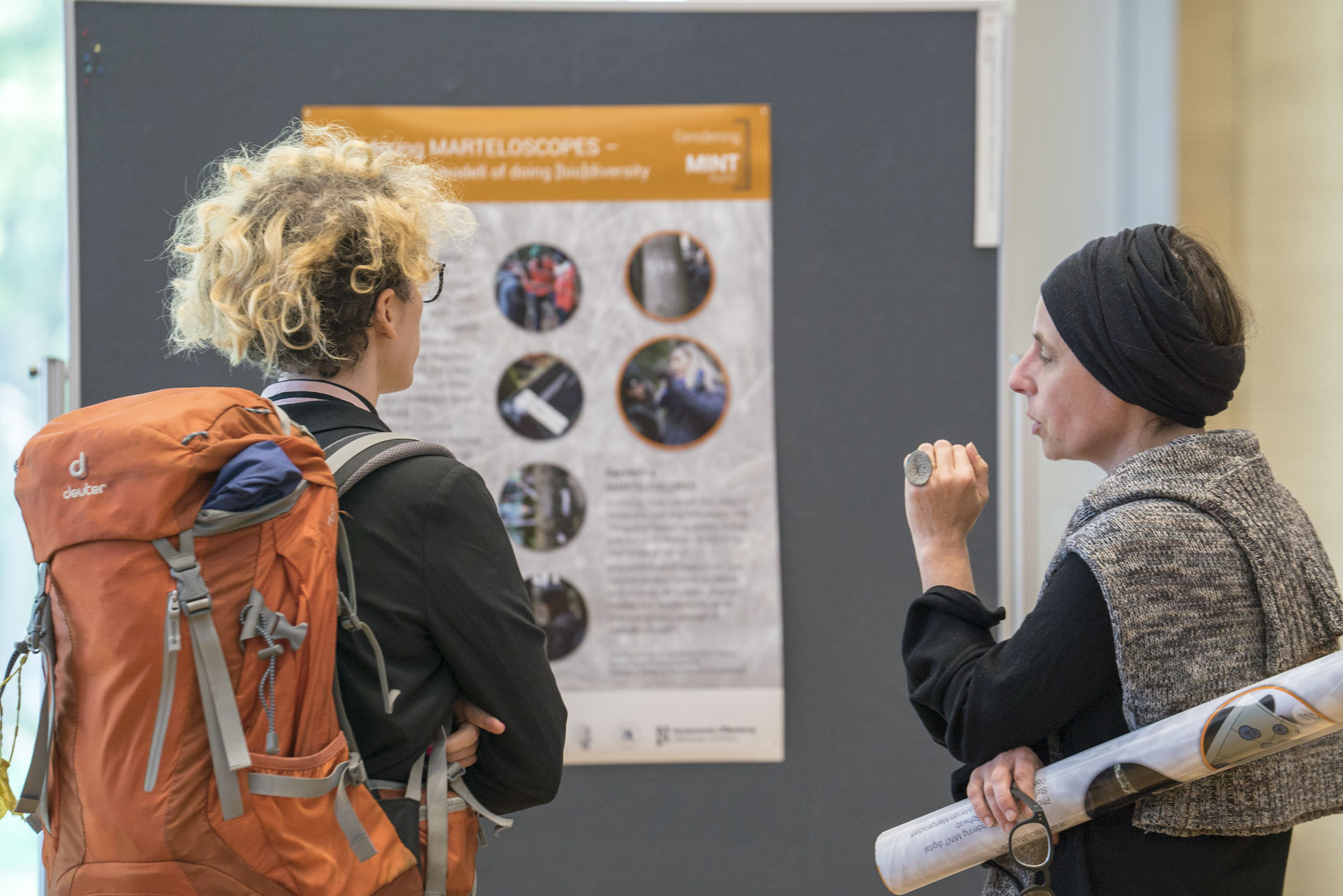Zwei Frauen betrachten ein Plakat