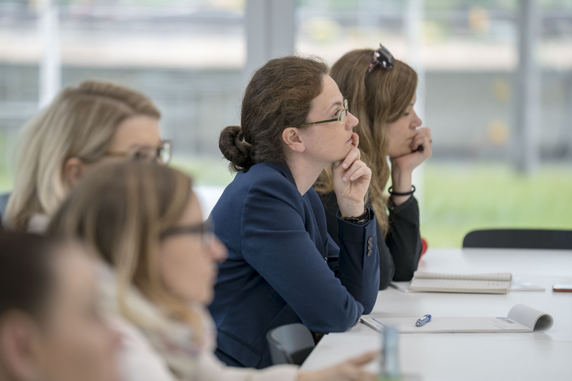 Workshopteilnehmerinnen hören der Rednerin (nicht im Bild) zu