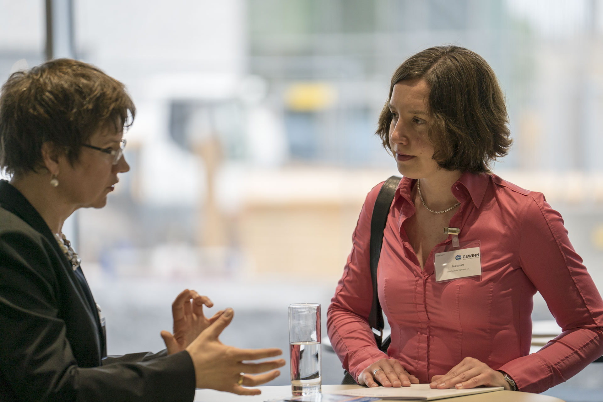 Nicola Marsden im Gespräch mit Teilnehmerin