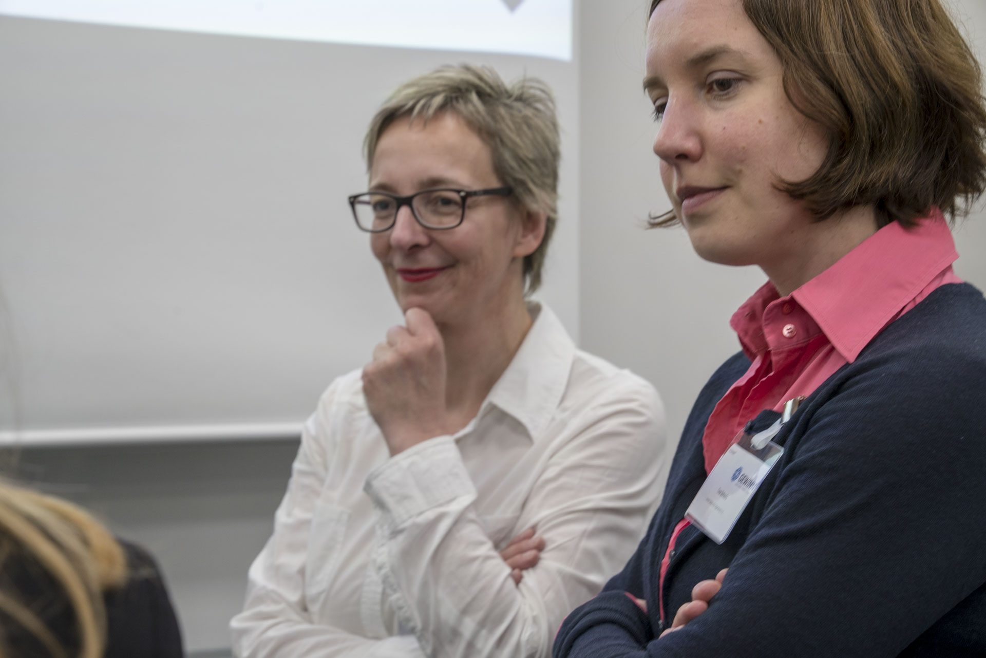 Referentin mit Teilnehmerinnen im Gespräch
