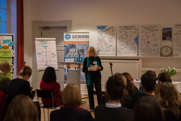 Prof. i. R. Dr. Britta Schinzel, Mitglied des GEWINN-Steuerungskreises, während der Zusammenfassung der Workshopinhalte
