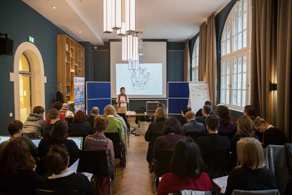 Blick von hinten auf die Teilnehmer_innen eines Workshops
