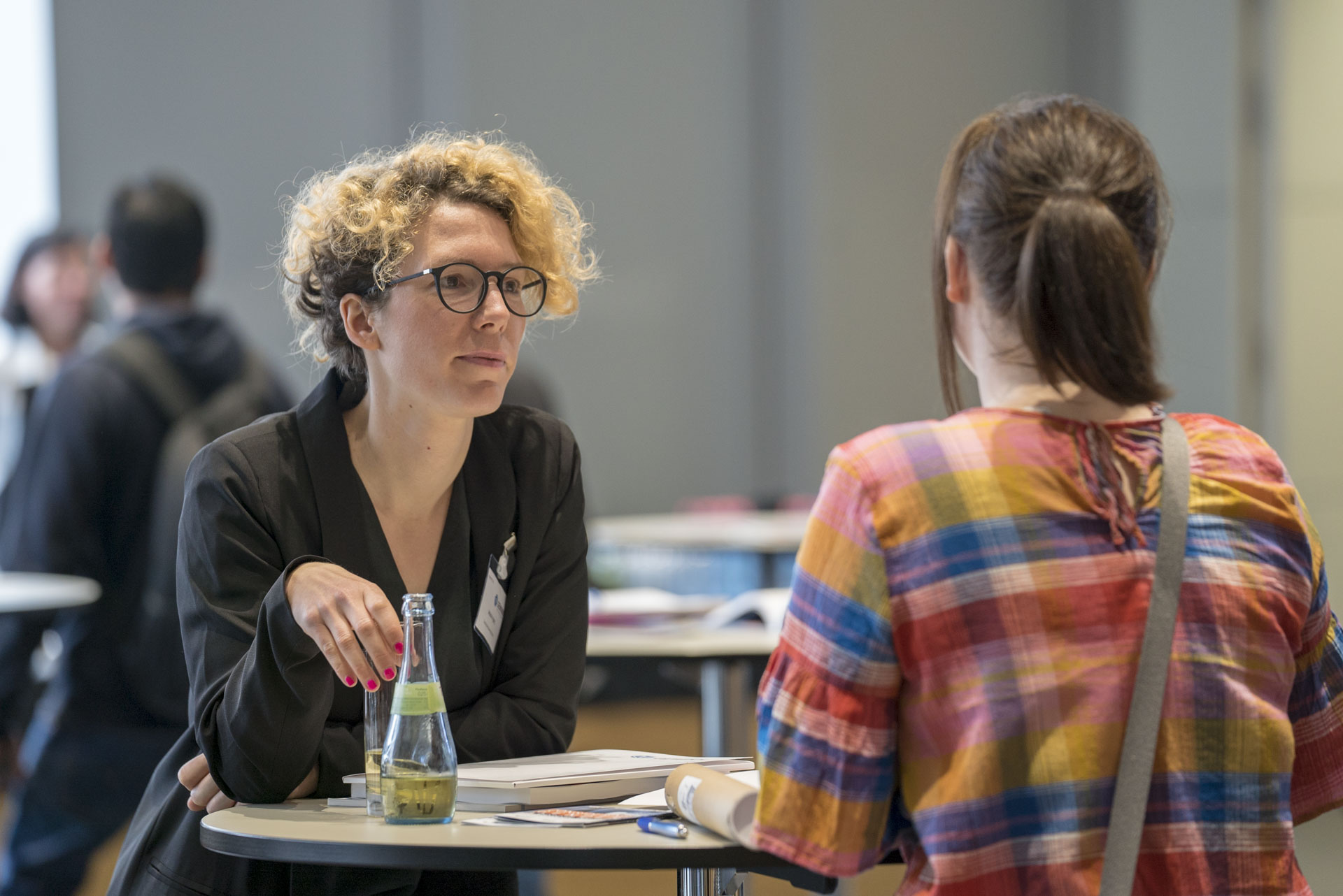 Zwei Frauen im Gespräch am Stehtisch