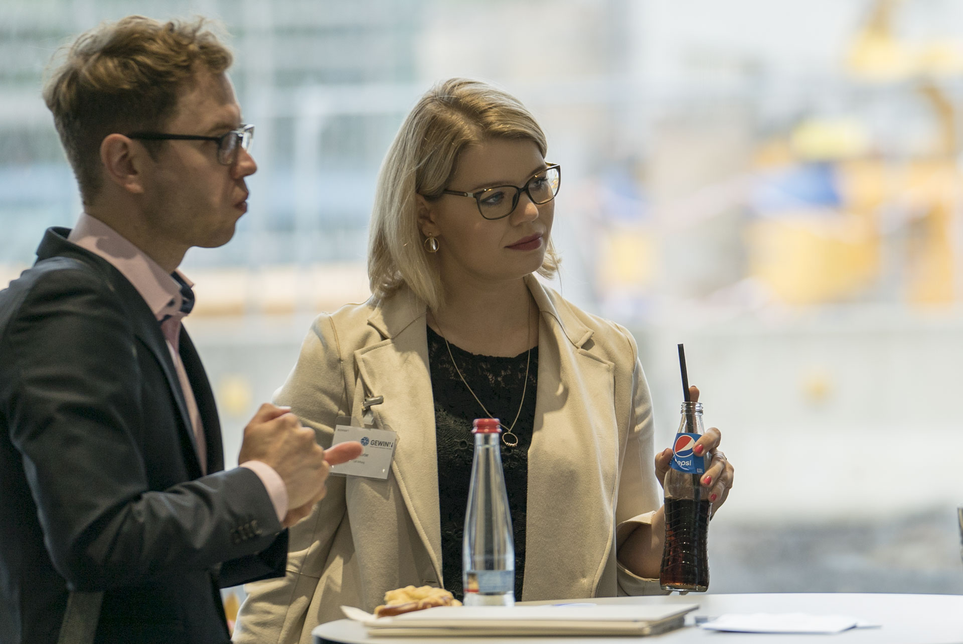 Ein Mann und eine Frau am Stehtisch